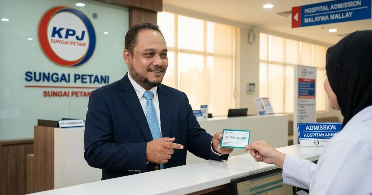 Seorang lelaki memegang kad takaful di kaunter hospital panel